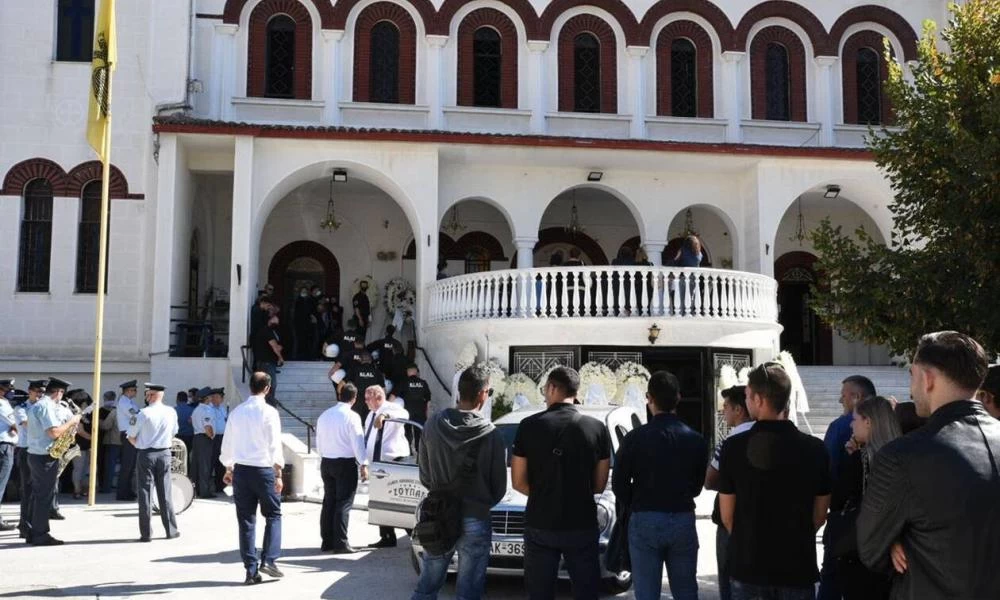 Λάρισα: Το τελευταίο αντίο στον 24χρονο αστυνομικό που σκοτώθηκε σε τροχαίο